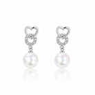Detaliu cercei din argint 925 cu inima si perla sidef de 7mm, design elegant pentru ocazii speciale.