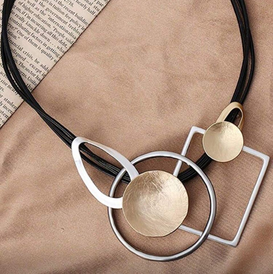 colier modern cu cercuri si patrate metalice pe snur dublu din piele neagra