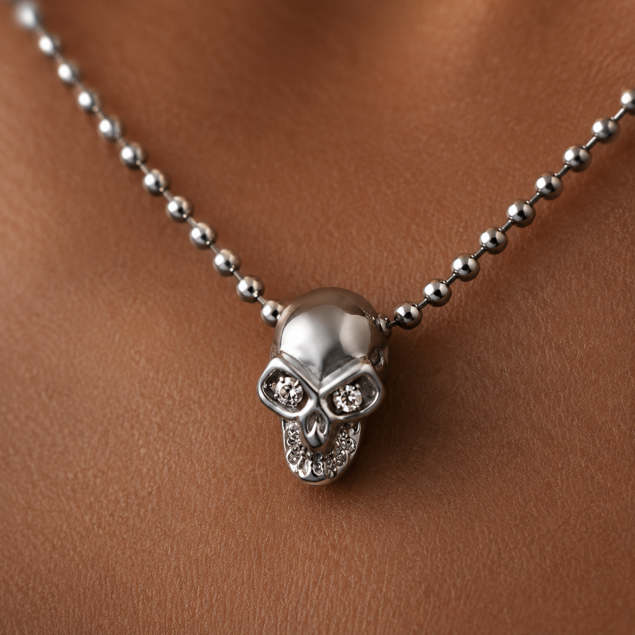 Zoom pe detaliile sculpturale ale pandantivului skull din argint rodiat cu diamante CZ de claritate maxima