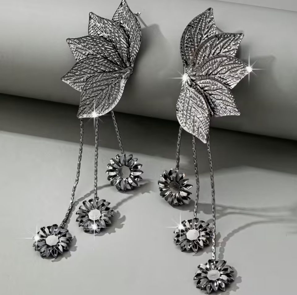  Cercei lungi tip cascada de 12.5 cm din metal hipoalergenic negru, design cu frunze mari sculptate si flori suspendate pe lanturi fine, poza social media