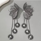  Cercei lungi tip cascada de 12.5 cm din metal hipoalergenic negru, design cu frunze mari sculptate si flori suspendate pe lanturi fine