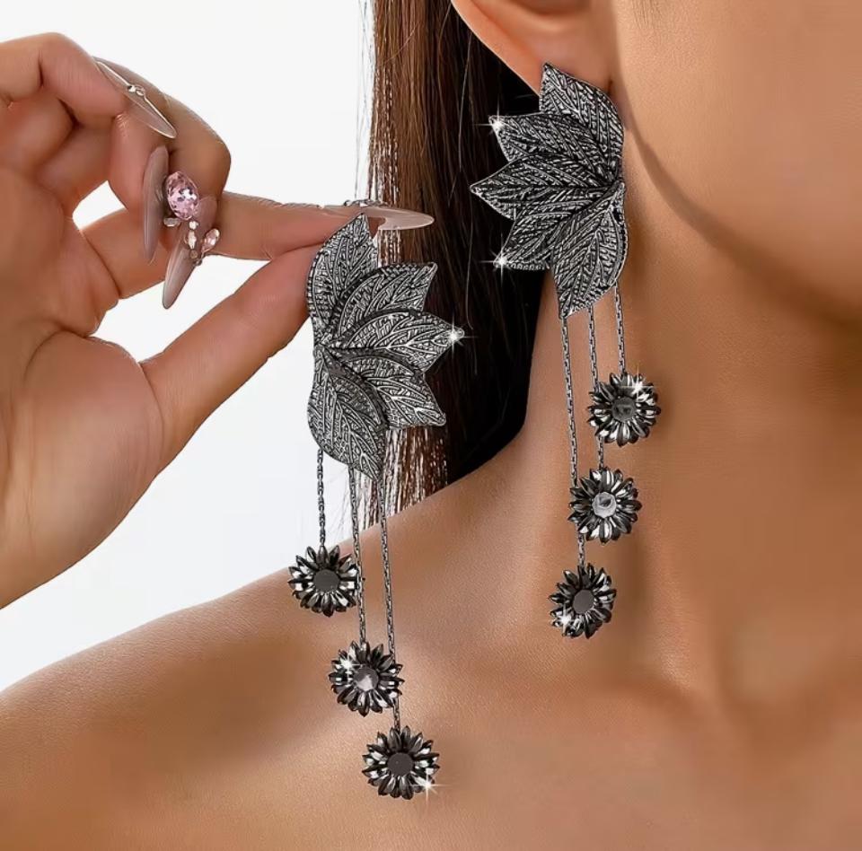  Cercei lungi tip cascada de 12.5 cm din metal hipoalergenic negru, design cu frunze mari sculptate si flori suspendate pe lanturi fine, purtati la ureche