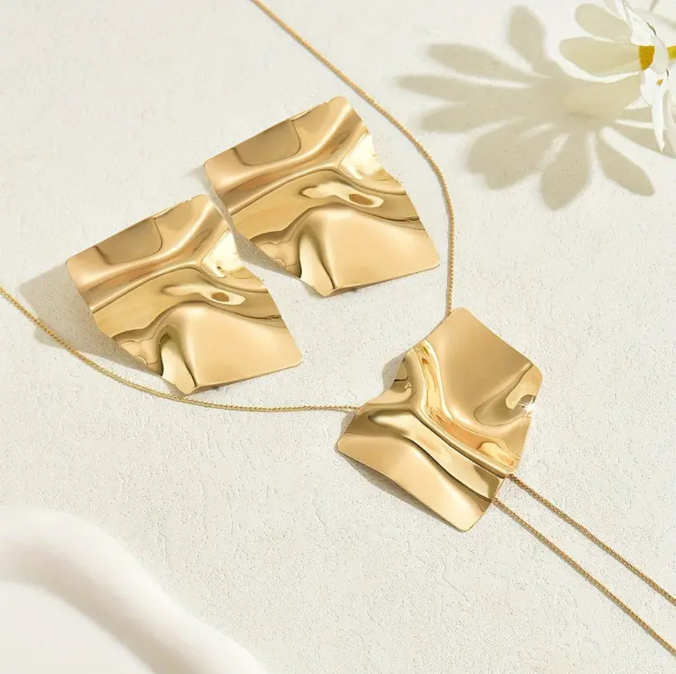Set colier lung si cercei statement aurii, design abstract Aurum Flow