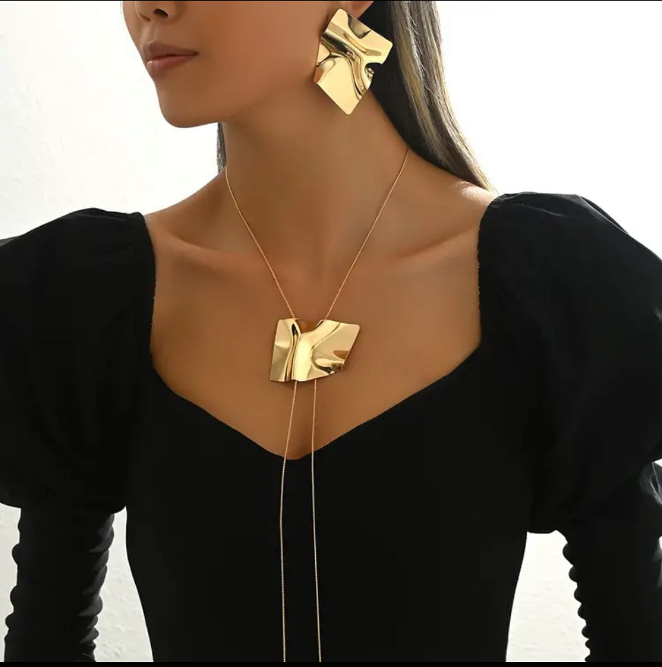 Model purtând set Aurum Flow – colier lung și cercei statement aurii