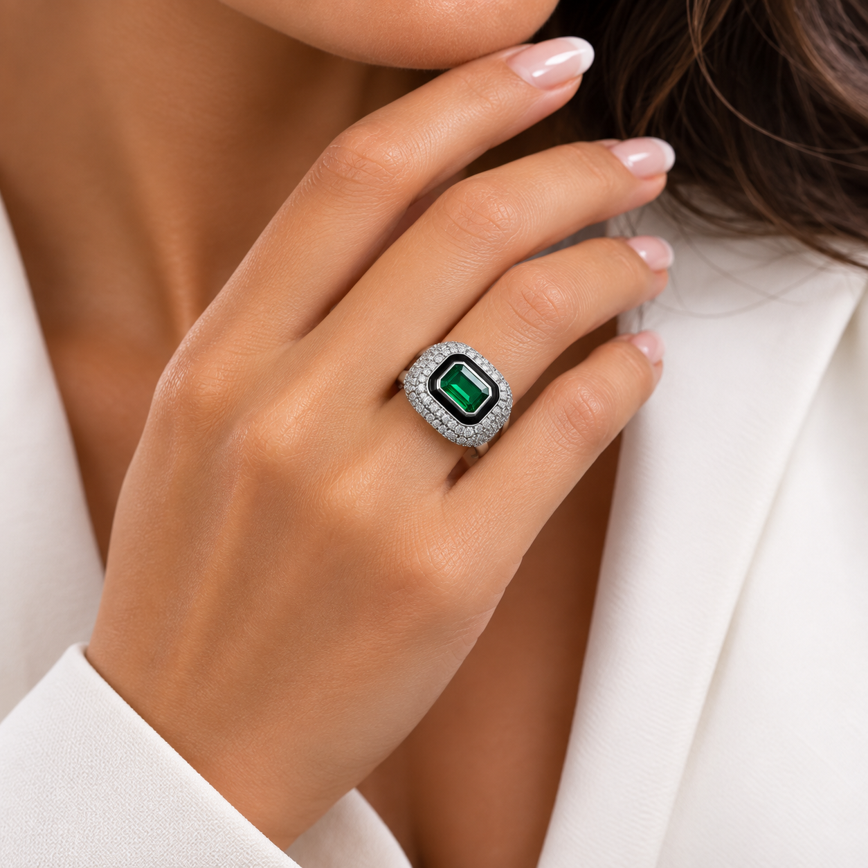 inel din argint 925 rodiat colectia Alta Gioielleria smarald email negru si diamante cz albe la mana unui model feminin elegant