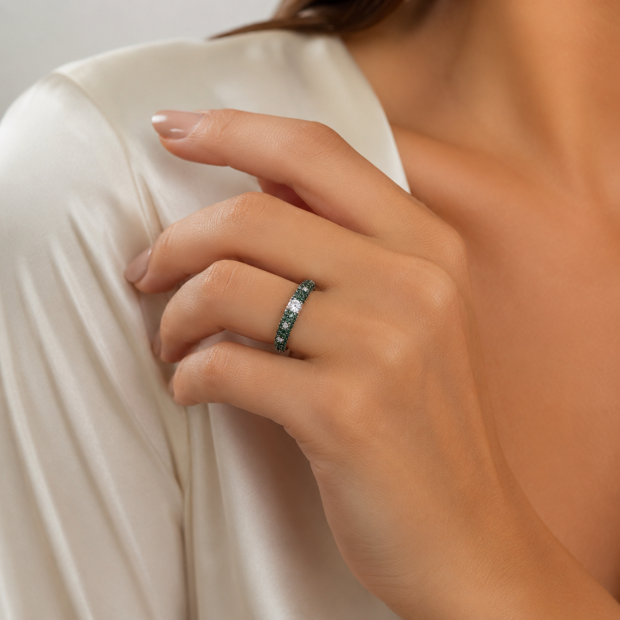  Inel din argint 925 rodiat cu pavaj dens de smaralde cubic zirconia verzi si diamante albe centrale, purtat la mana