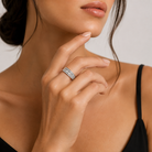 inel din argint 925 rodiat cu diamante cz albe si 3 diamante cz mobile pe centrul inelului , la mana unui model feminin elegant