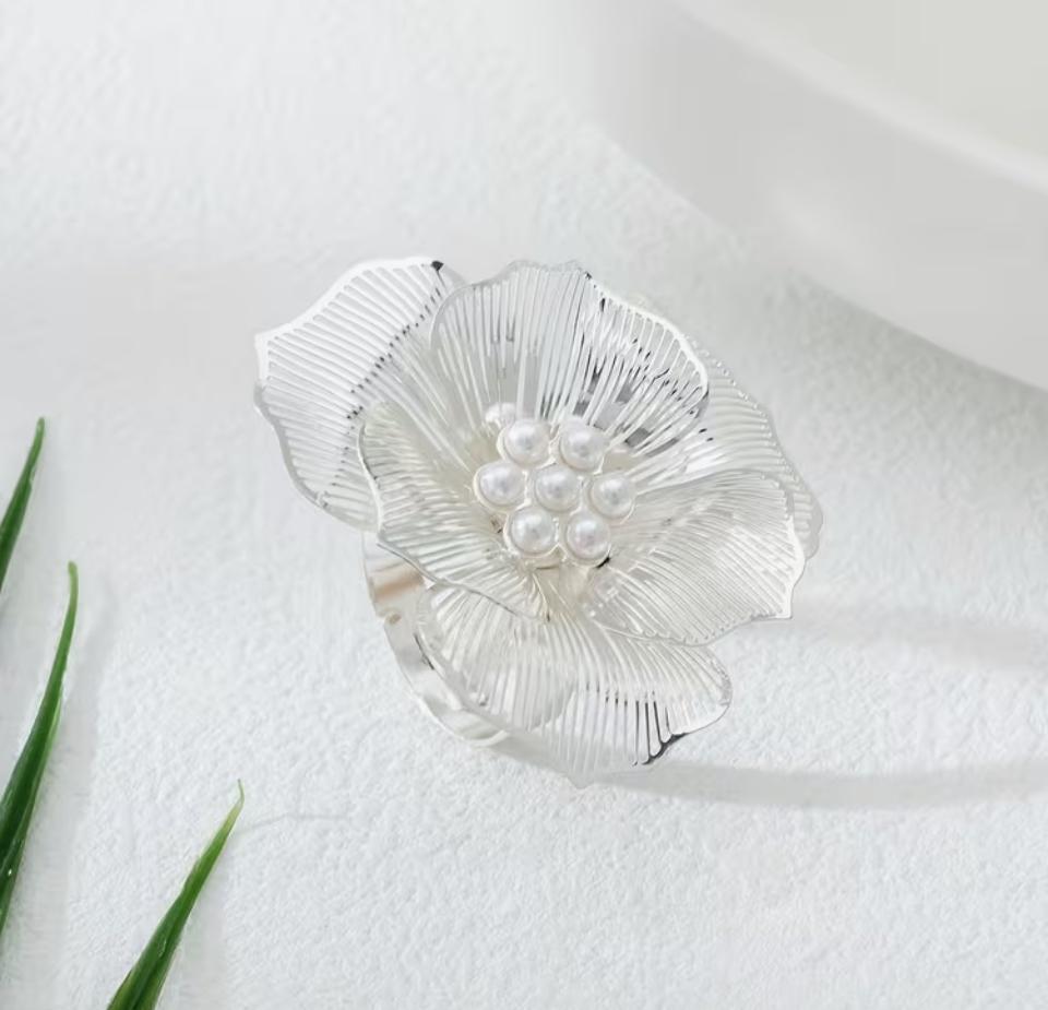 Inel floare boema din metal placat argintiu cu perle albe in mijloc.