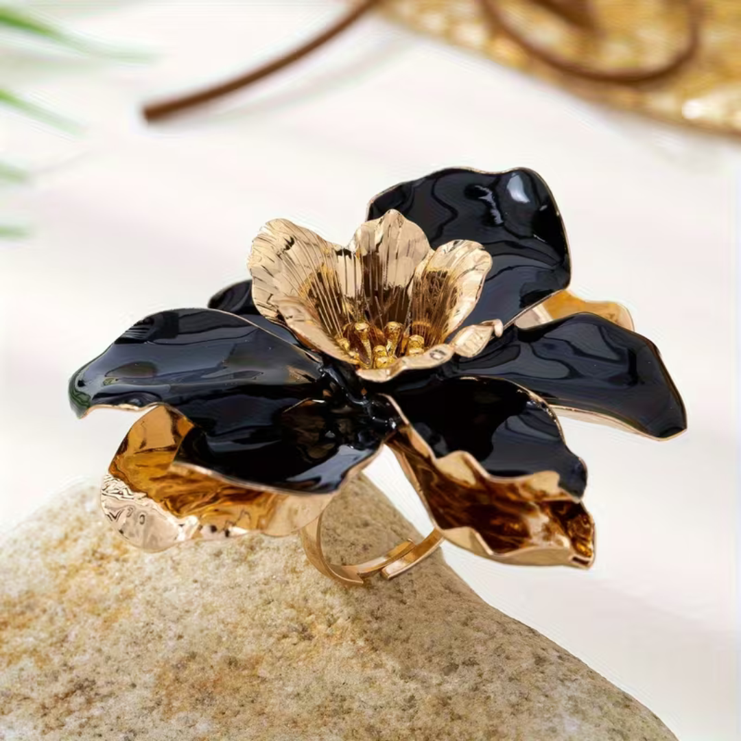 inel supradimensionat floare neagra cu auriu vedere laterala