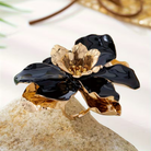 inel supradimensionat floare neagra cu auriu vedere laterala