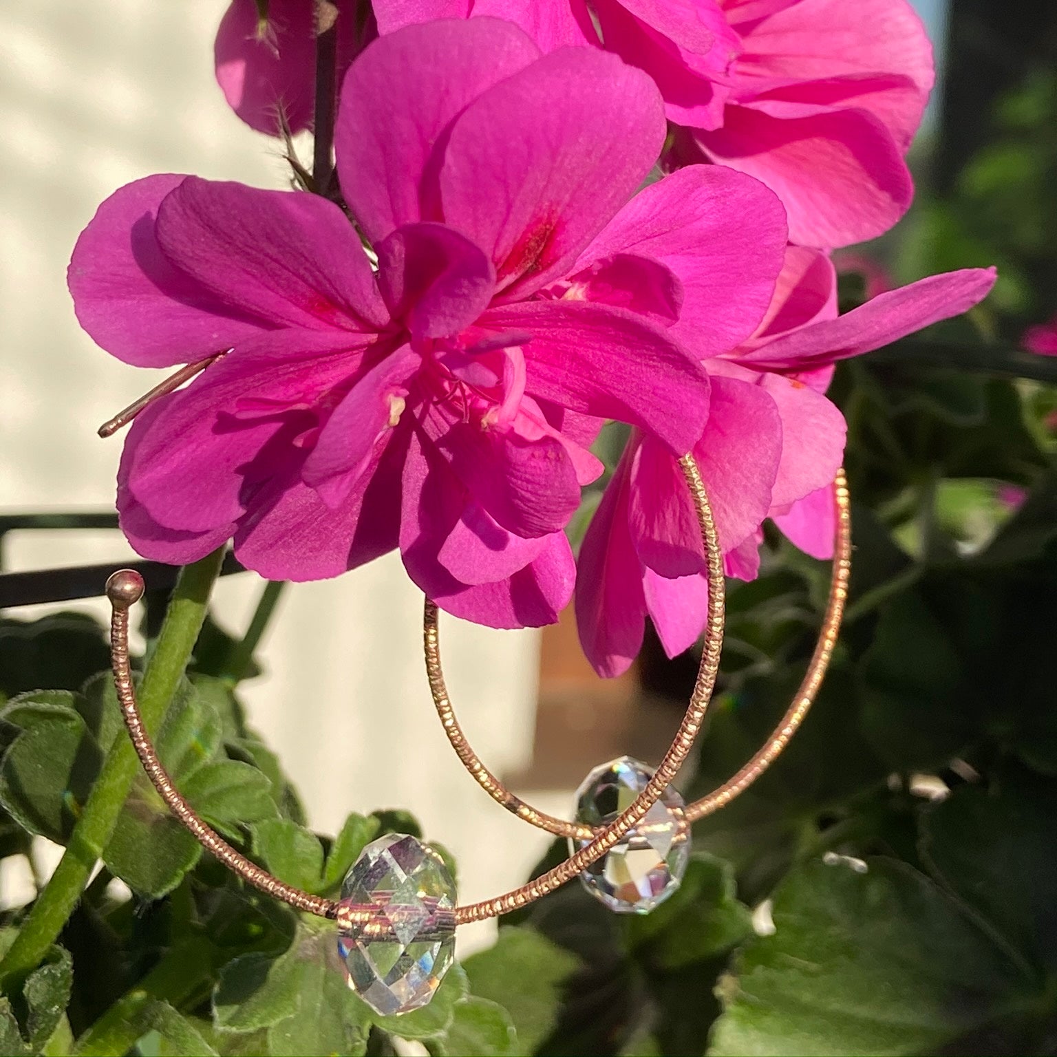 cercei rotunzi din argint 925 rodiat rose gold cu cristal alb atarnati de o floare
