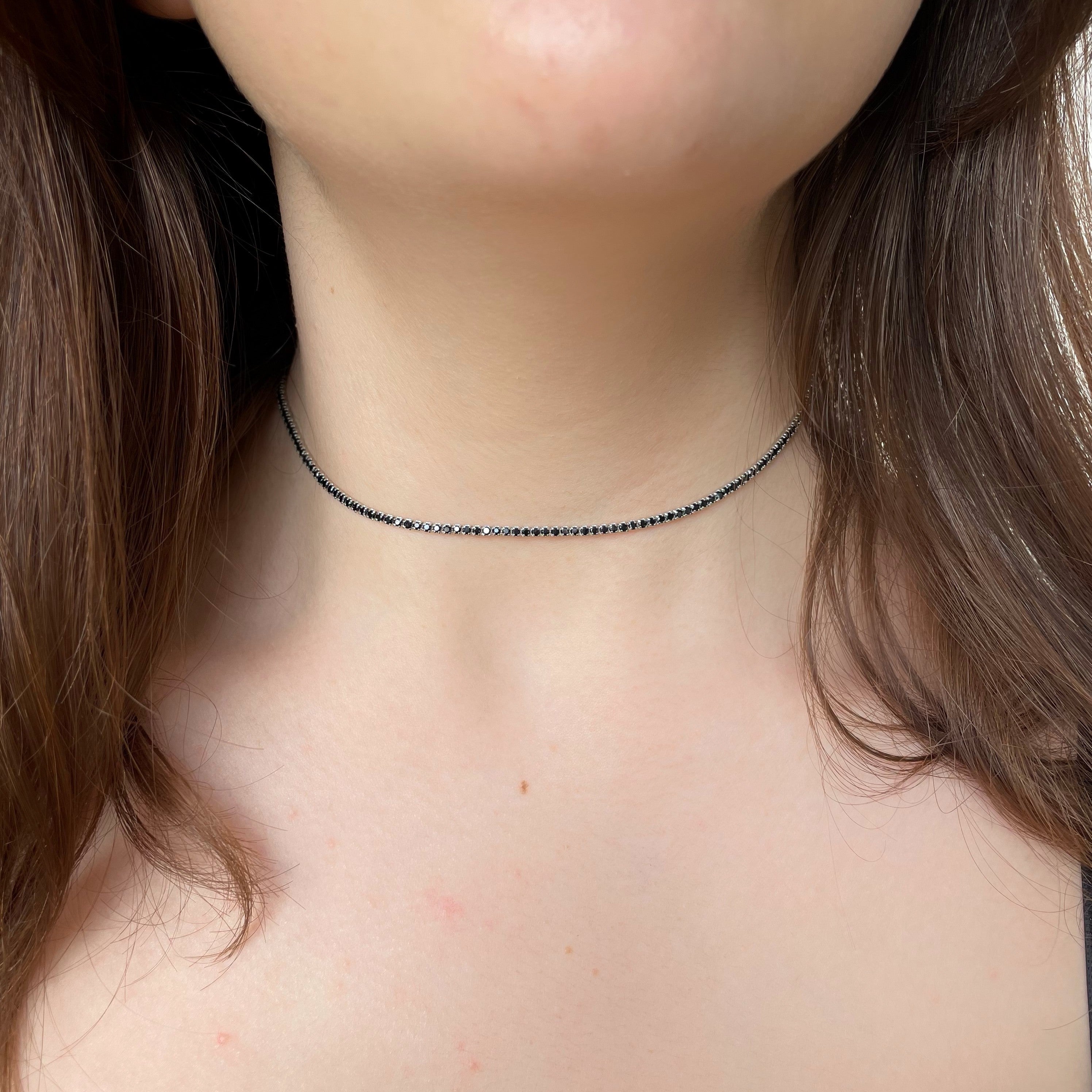 Model purtand colierul Tennis din argint 925 cu diamante CZ negre, un design statement la baza gatului